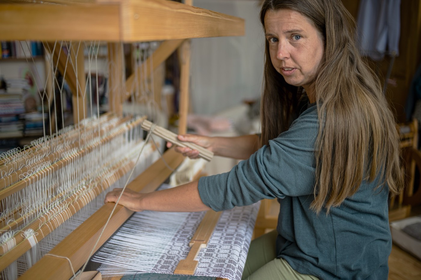 Dietja am Webstuhl